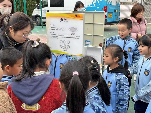 福州科技館科普大篷車走進鼓山中心小學