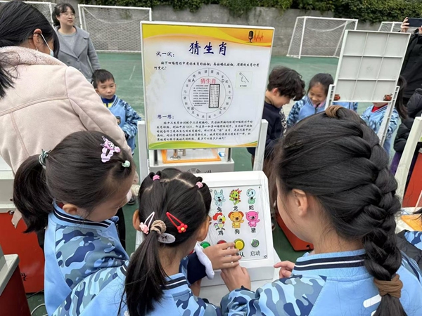 福州科技館科普大篷車走進鼓山中心小學