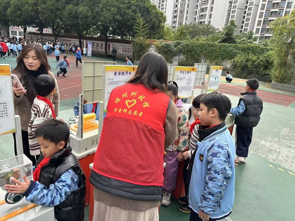 福州科技館科普大篷車走進鼓山中心小學