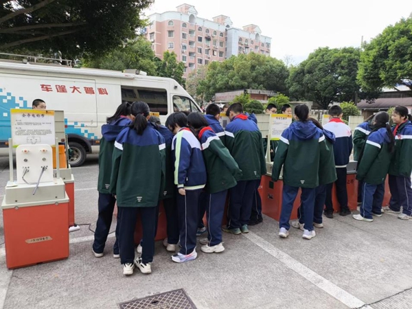 科普大篷車走進福州銅盤中學
