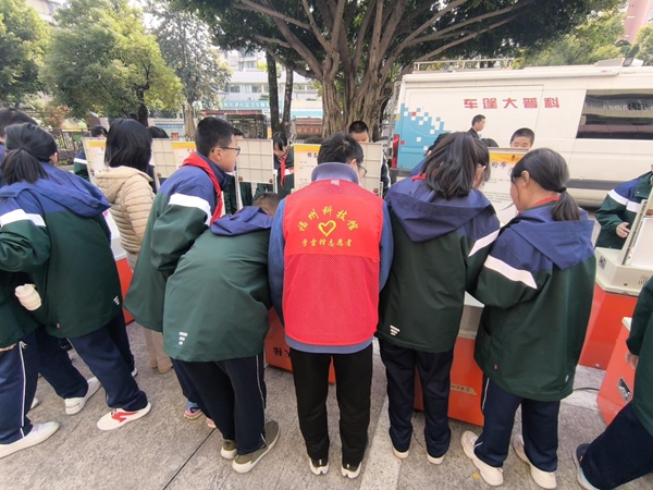 科普大篷車走進福州銅盤中學