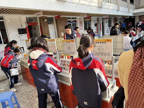 福州科技館科普大篷車走進(jìn)閩江學(xué)院附中