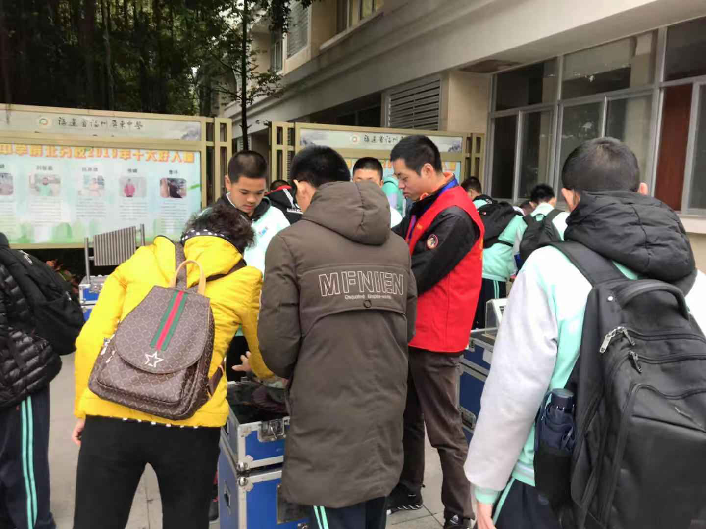 “科普進校園— —福州科技館送科普進日升中學、屏東中學和屏北分?！? width=