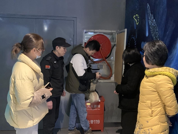 繃緊安全弦 時刻不放松——福州科技館組織開展消防栓實操演練