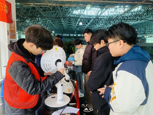 福州科技館開展學雷鋒暨“文明實踐我是行動者”——家電維修志愿服務行動