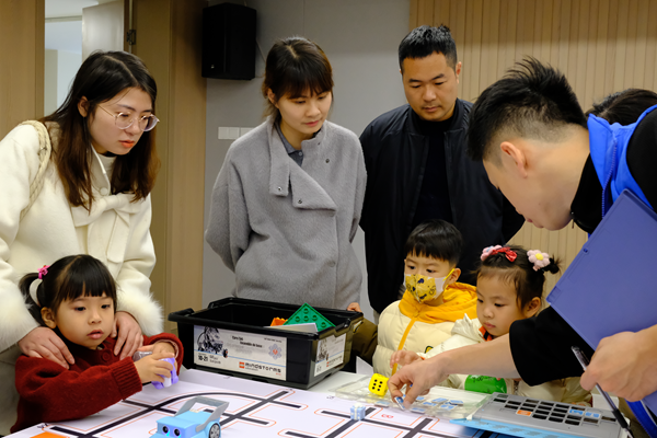 探秘科技，親子共融——80余組家庭在福州科技館開啟奇妙科技之旅