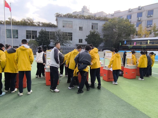 科普大篷車走進(jìn)福州市倉(cāng)山區(qū)里仁學(xué)校