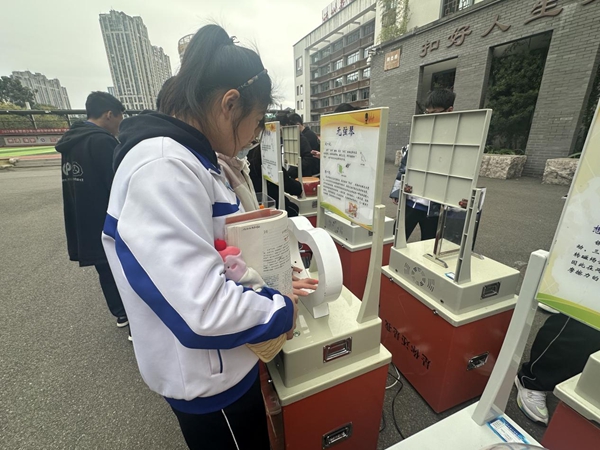 科普大篷車走進(jìn)鼓樓區(qū)教院附中