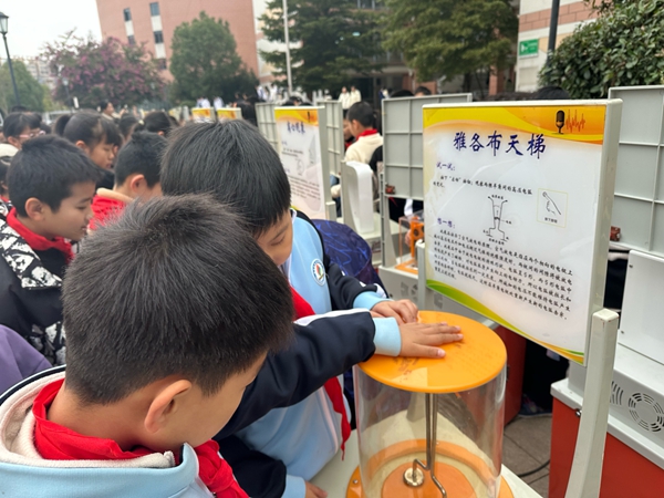 科普大篷車走進(jìn)高新區(qū)實(shí)驗(yàn)小學(xué)