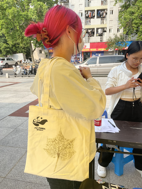 大熊貓帶你一起做個(gè)減塑行動(dòng)派 環(huán)保袋袋傳