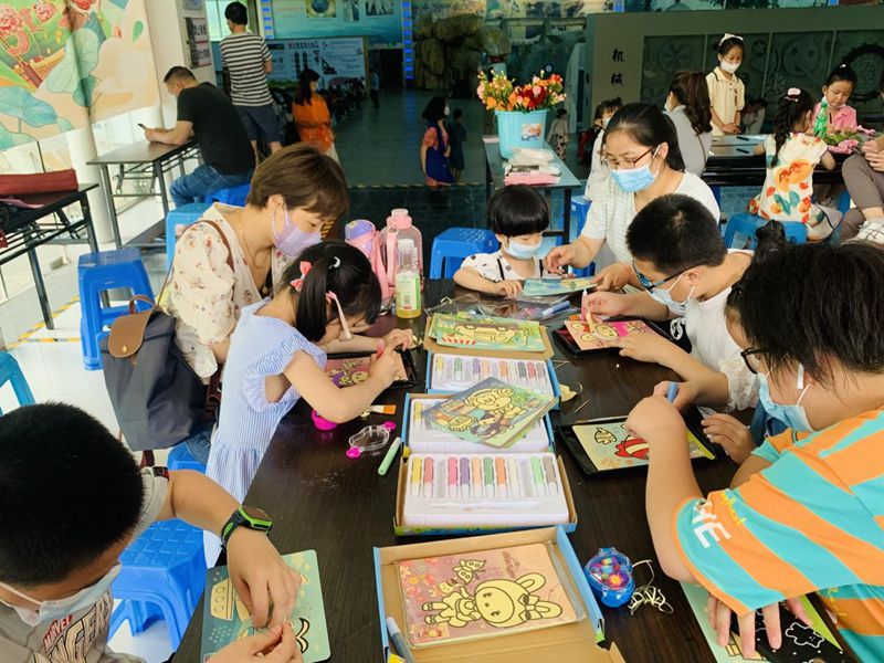 福州科技館舉辦“愛在筆下 感恩有我”母親節(jié)活動