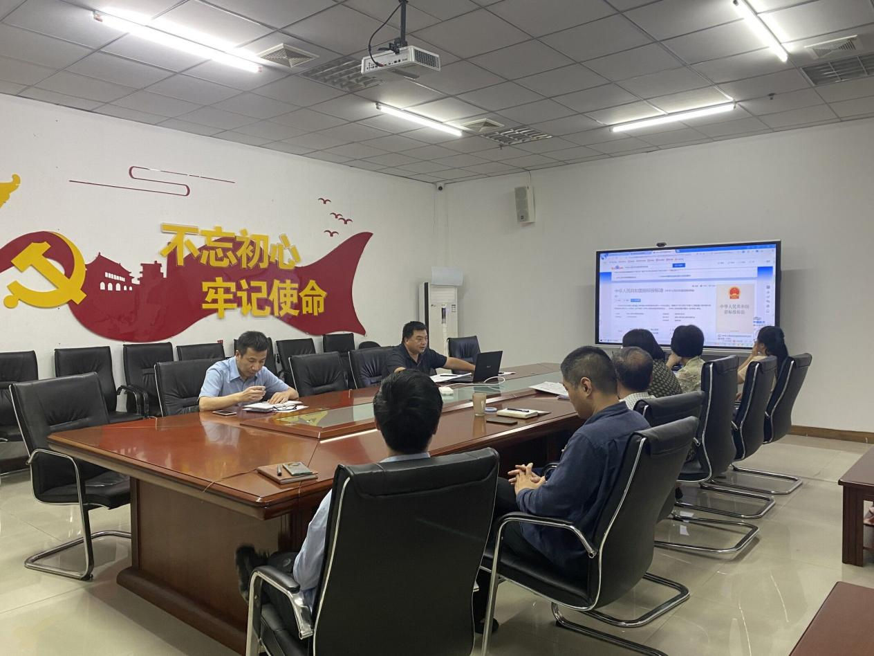 福州科技館組織干部職工學(xué)習(xí)《中華人民共和國(guó)招標(biāo)投標(biāo)法》
