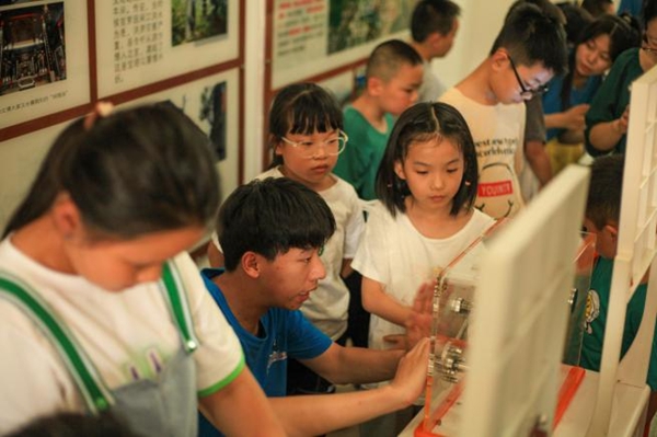 福州科技館聯(lián)合福州英華職業(yè)學院信息技術系“信火如炬”實踐隊開展“科普大蓬車進鄉(xiāng)村”暑期“三下鄉(xiāng)”社會實踐活動