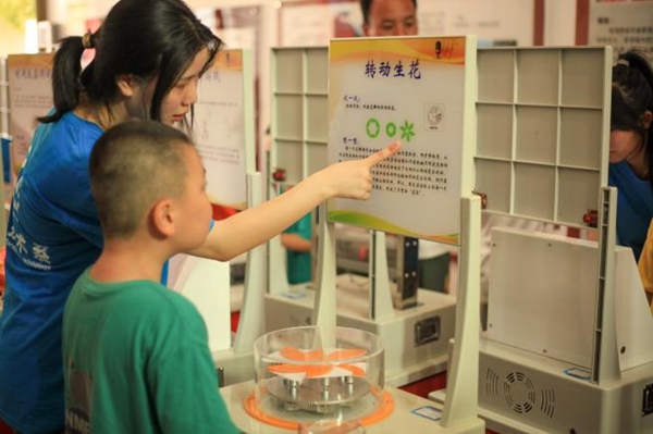 福州科技館聯(lián)合福州英華職業(yè)學院信息技術系“信火如炬”實踐隊開展“科普大蓬車進鄉(xiāng)村”暑期“三下鄉(xiāng)”社會實踐活動