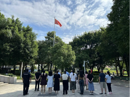 福州科技館舉行慶祝新中國(guó)成立74周年“迎國(guó)慶升國(guó)旗”儀式