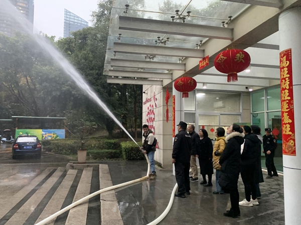 繃緊安全弦 時刻不放松——福州科技館組織開展消防栓實操演練