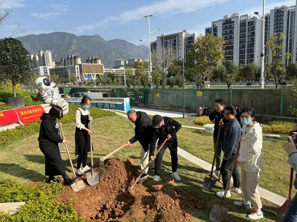 市科協(xié)機關(guān)二支部開展“黨建引領(lǐng)添新綠，科普為民促發(fā)展”植樹護綠活動