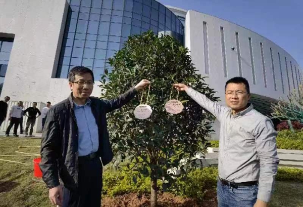 市科協(xié)機關(guān)二支部開展“黨建引領(lǐng)添新綠，科普為民促發(fā)展”植樹護綠活動