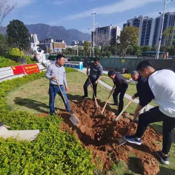 市科協(xié)機關(guān)二支部開展“黨建引領(lǐng)添新綠，科普為民促發(fā)展”植樹護綠活動